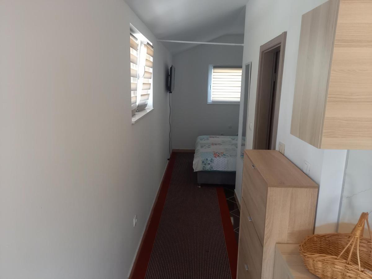 Studio Apartman Sutic Kaštel Novi Kültér fotó